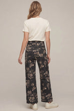 Load image into Gallery viewer, STRETCHED FLOWER PRINTED PANTS
