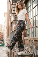 Load image into Gallery viewer, STRETCHED FLOWER PRINTED PANTS
