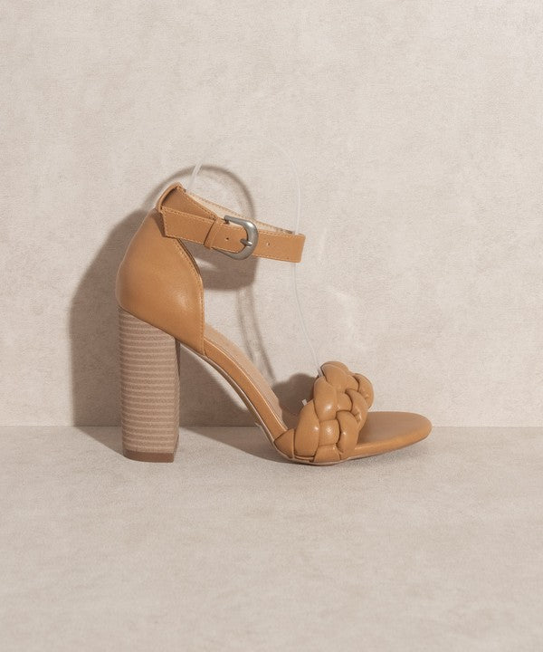 White sandal with buckle