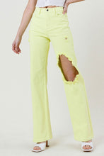 Load image into Gallery viewer, DISTRESSED WIDE CUT STRAIGHT LEG JEANS
